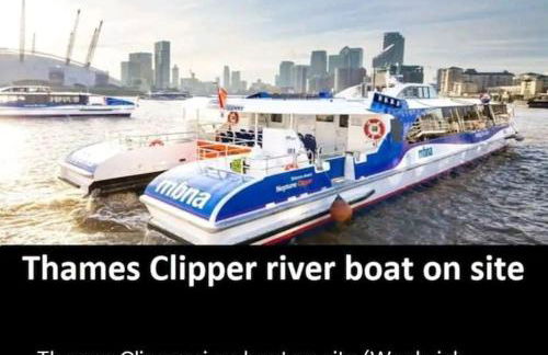 Snuggle Inn - Riverside Apartments - Views Over looking London River Thames, Close to O2 Arena, London Excel, London City Airport, Thames Clipper- River Boat Service, Woolwich Ferry, Onsite parking, TWIN ROOM OPTION available - Foto 45