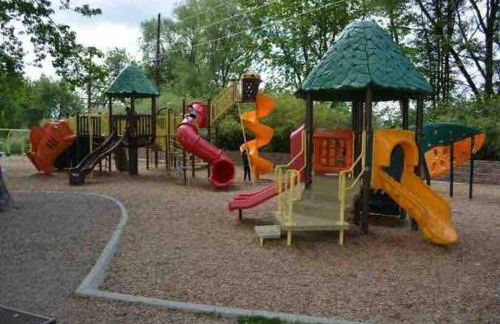 Hot Tub Steam Shower Gym in Charming Family Home! - Photo 23