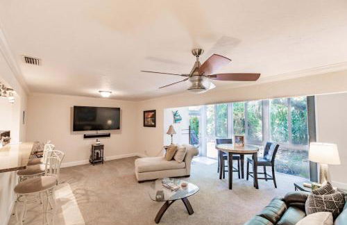 1205 PD Experience Coastal Charm in this Townhome - Foto 6