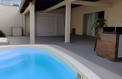 Casa com PiSCiNa, BaNHeiRa e A/C- Centro de Joinville - Foto 3