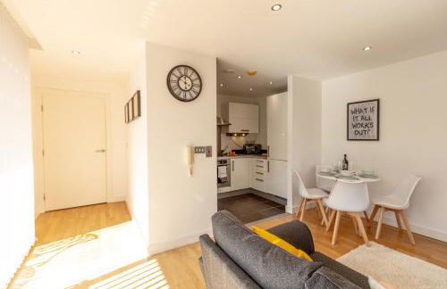 Central Gem: Cosy 2BR with Private Balcony - Foto 22