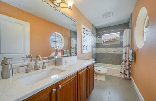 Waterfront Luxury w/ Heated Salt Pool & Golf Cart - Foto 42