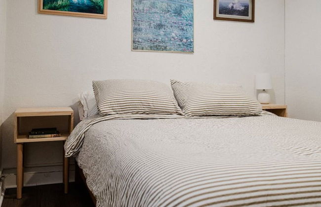 Cozy Local Apartment - Photo 2