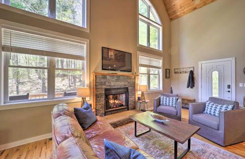 Woodsy Mountain-View Getaway with Hot Tub! - Foto 5