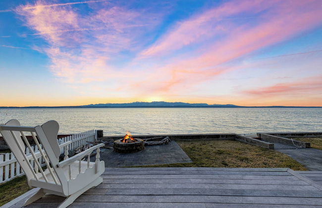 Waterfront 4bdr w/ Deck, Stunning Views, Fire Pit Cedar Street by Avantstay - Foto 1