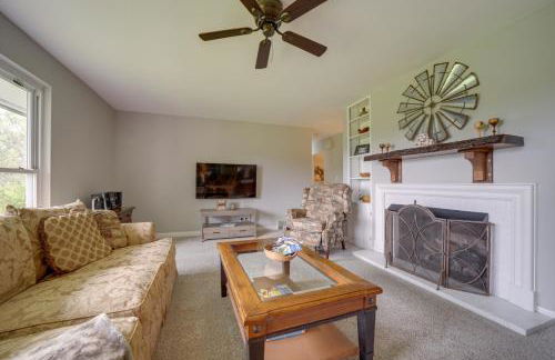 Centrally Located Brevard Home with Deck and Fire Pit! - Foto 3