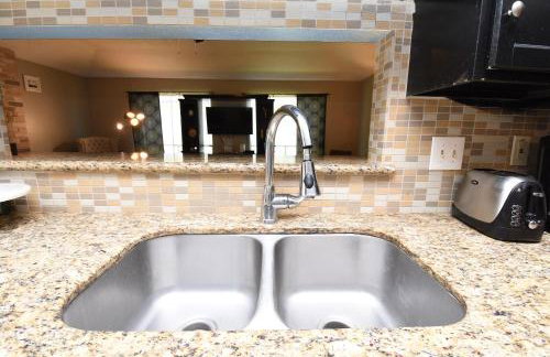 10 Minutes from IAH and Mall, Newly Rehabbed - Foto 20