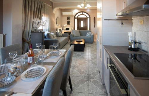 Sunrise Suite Olympiada - Luxury Beachfront Escape - Photo 16