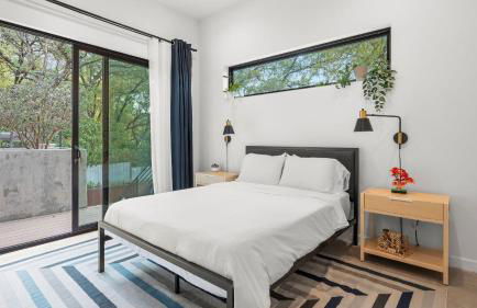 Modern Oasis w Pool Hot Tub Rooftop Deck Home Theater Mariposa Retreat by AvantStay - Foto 22