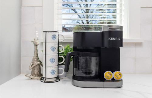 Bancroft Bungalow - Hot Tub, Fire Pit - Near Uptown - Foto 29