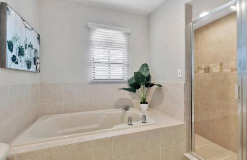 Huge 8BR wHTD Pool Ensuites Games Near Beach - Foto 40