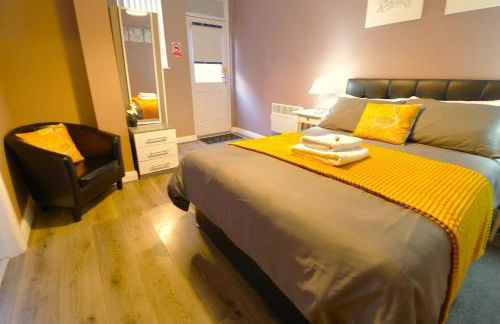 Modern 1 Bedroom Apartment Free Parking WiFi Near City Centre - Photo 1