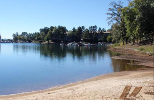 Lake front Keowee Condo with Balcony & Resort Amenities! 20 min to Clemson condo - Foto 44