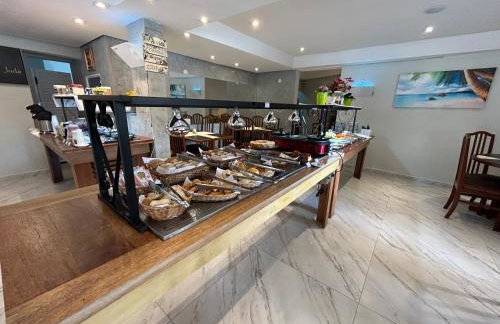 Fabuloso flat 241, Amarílis, Riviera de São Lourenço 3 Piscinas climatizadas carregador veiculo eletrico 2 quartos sendo uma suíte internet 500mb Adega, cozinha equipada completa, serviço de praia fim de semana limpeza trocas de toalhas, - Foto 28