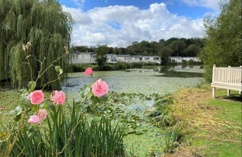 Exquisite Lake lodge in Hoburne Holiday Resort - Valentino Rose Lodge - Foto 22