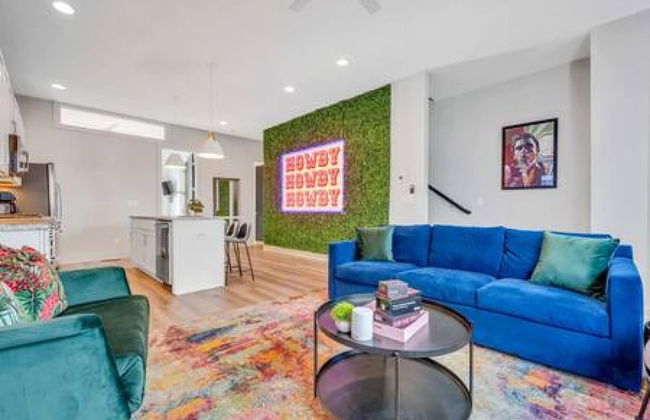 NEW Pink Howdy Oasis 13 Beds Rooftop View Parking - Foto 33