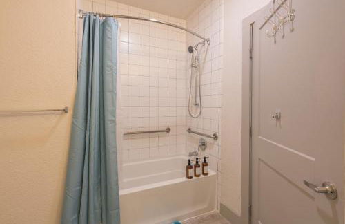 Riverwalk and Pool view Apt with King bed Infinity Pool Gym Free Parking - Foto 6