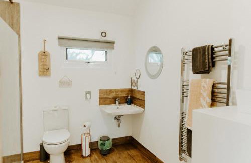 King Richard's Luxury Lodge - Sleeps up to 8, Dog Friendly, Near Sherwood Forest at Fairview Farm in Nottingham set in 88 acres and great for Groups, Family Gatherings & Corporate events - Foto 22