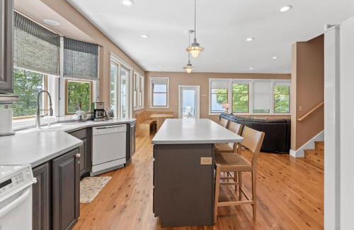 Experience luxury at Lakefront Villa - Foto 8