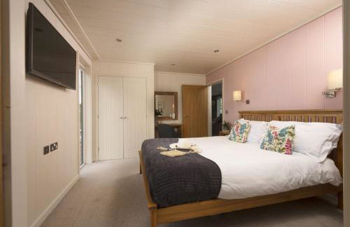 Cedar Lodge, Strawberryfield Park - Photo 12