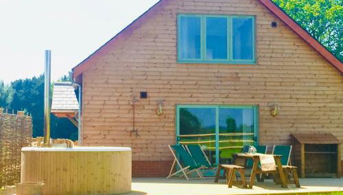 Deer Den timber clad cabin with hot tub, up private lane - Foto 2