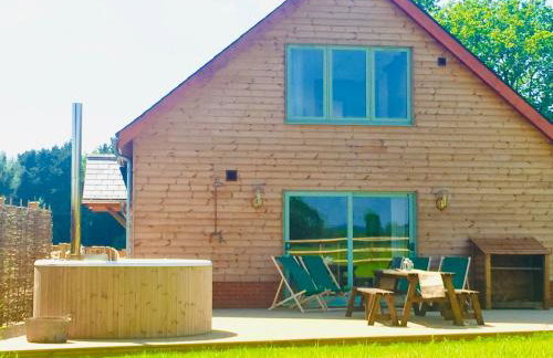 Deer Den timber clad cabin with hot tub, up private lane - Photo 2