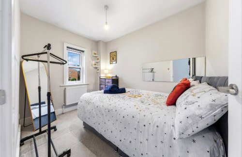 The Lumos House - 4 Bed Home w Parking near Harry Potter Studios - Foto 21