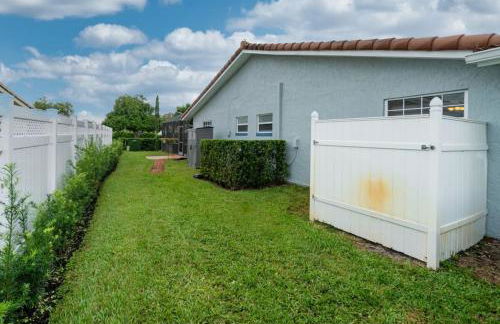 Three Bedroom Pool Home with Modern Interior Design - Foto 31