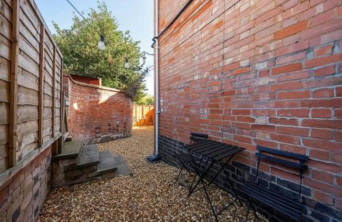 Freshly decorated apartment 10 mins from Cotswolds Child Friendly Great location with plenty of nearby free parking freestanding bath and outdoor private terrace area - Foto 18