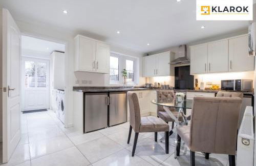 LONG STAYS 30pct OFF - Spacious 4Bed - Sports Channels - Parking By Klarok Short Lets & Serviced Accommodation - Foto 9