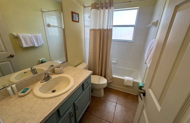 South Facing Pool Home - Room for the Whole Family! - Photo 22