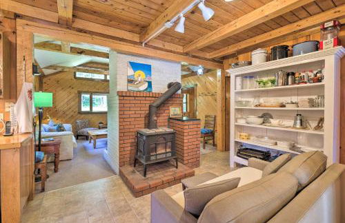 1 Mi to Downtown BBH Coastal Cabin with Deck and Yard - Foto 6