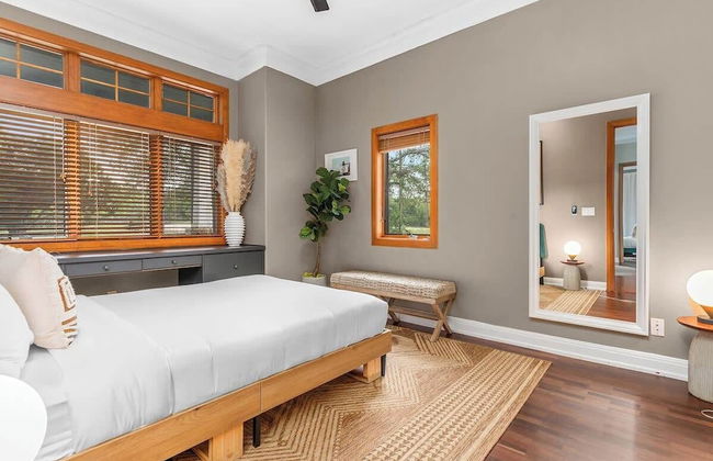 Luxurious Lake Park House: Sleeps 25, Pool, Hot-tub, Firepit and Game Room! - Photo 3