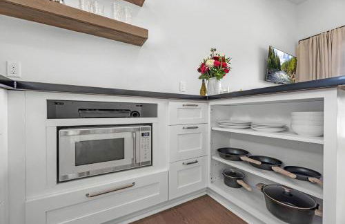 Tranquil Tiny Home Resort with Heated Pool & Goats near Houston, Hempstead Texas - Foto 15