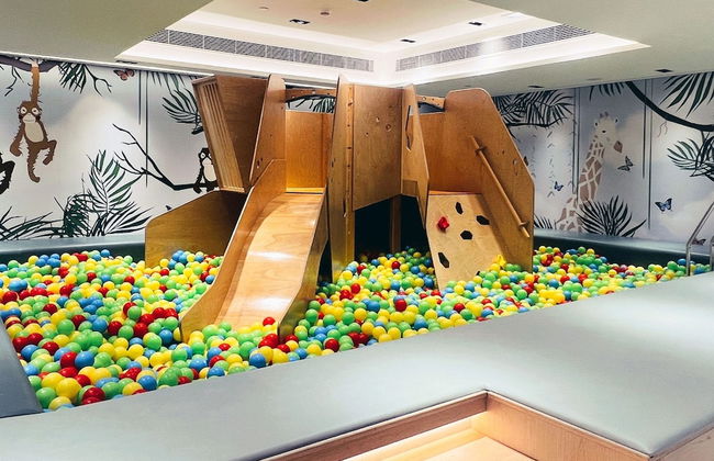 Luxe and Modern Duplex in Difc - Photo 37