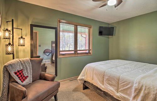 Cabin with Fire Pit and Movie Room, 1 Mi to Lake - Foto 25