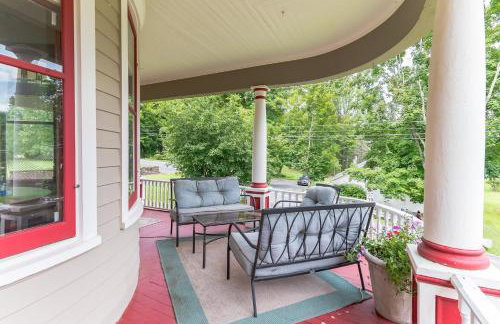 Mountain View Victorian with Convenient Location and Lots of Space tp Play farmhouse - Foto 38