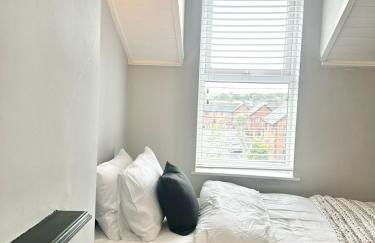 Large 5-Bedroom House in Salford-Free Parking-Sleeps 10 - Foto 9