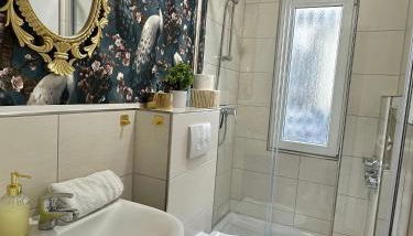 Premium-Apartment im Duisburger Süden, nähe Düsseldorf Flughafen & Messe, Komplett ausgestattetes Apartment mit modernen Altbau-Flair - Foto 3, towels, Shower