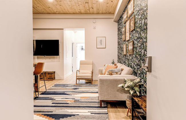 Historic Two Bedroom Facing Parliament - Photo 13