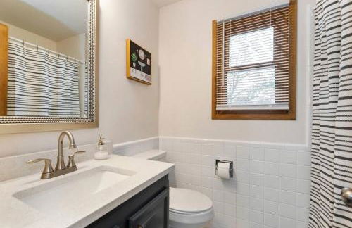 3 Bed 2 Bath Home w 2 Car Garage & Fitness Room - Foto 31