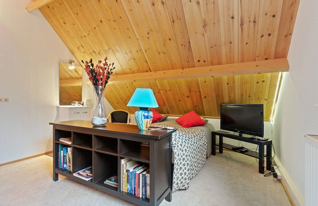 Terrace Apartment With Lush Garden - Photo 8