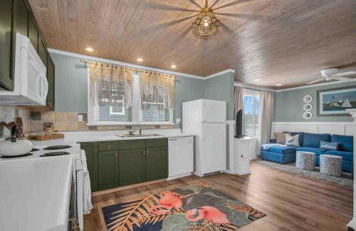 Beachglass Cottage - Family Friendly Kids and Pets - Photo 13