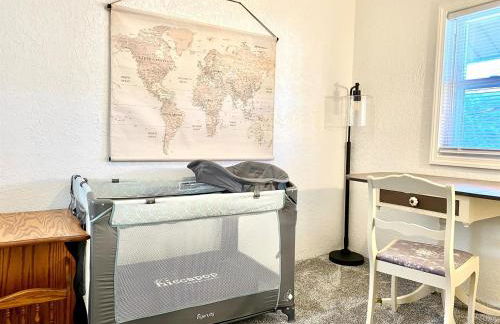 King Bed, Stocked Kitchen, Easy Driveway Parking, 2mi to Downtown & Coliseum - Foto 48