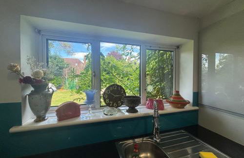 2BR Comfortable Spacious Furnished Property with Parking - Foto 28