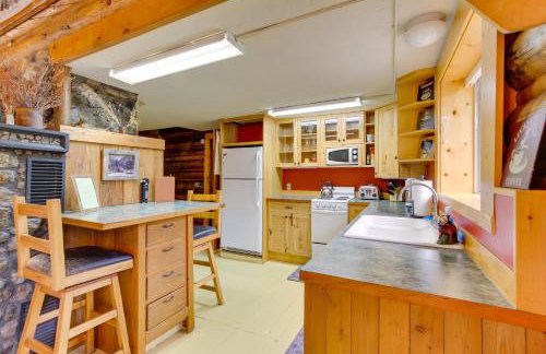 Creekside Silver Gate Getaway with Fireplace! - Foto 11