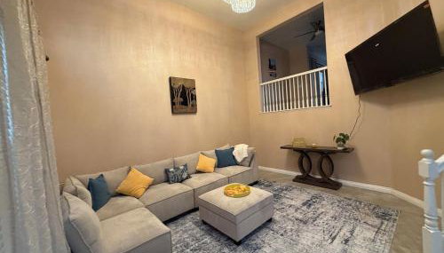 Private and Stylish 3Bdrm 3Ba Townhome, Gated Patio, King Bed, Spacious, Free Parking, Available now - Foto 4