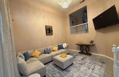 Private and Stylish 3Bdrm 3Ba Townhome, Gated Patio, King Bed, Spacious, Free Parking, Available now - Foto 4