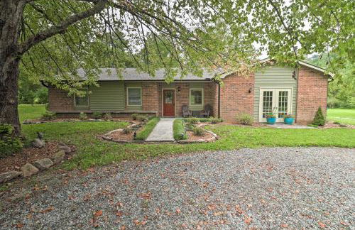 Hendersonville Home with Fire Pit 5 Mi to Downtown! - Foto 3