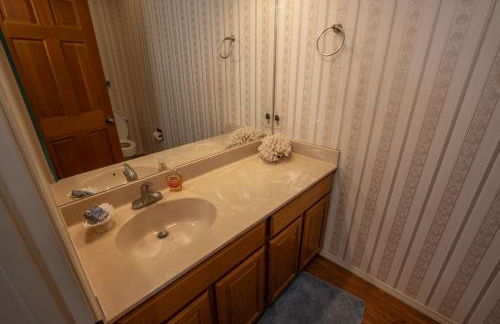 3BR Flagstaff Escape with Deck and Pine Views - Foto 18